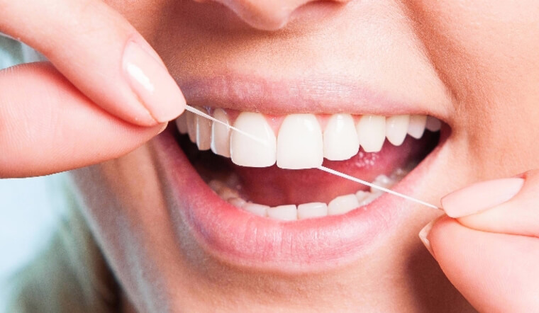 Nên dùng chỉ nha khoa trước hay sau khi đánh răng