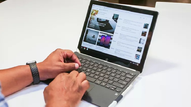 Chiếc laptop HP Chromebook x360 phiên bản 12 inch và bút cảm ứng Universal Stylus