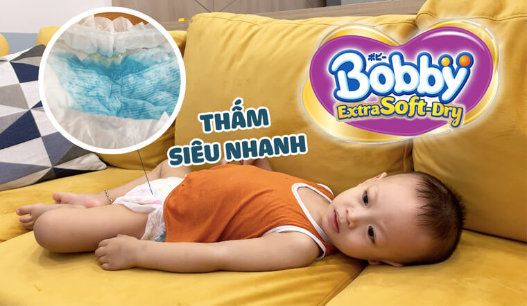 Thử khả năng thấm hút siêu nhanh của tã Bobby Extra Soft Dry