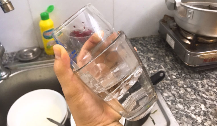 Mẹo gỡ 2 chiếc ly thuỷ tinh dính vào nhau vô cùng đơn giản