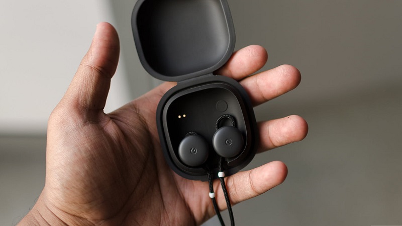 Google Pixel Buds thế hệ đầu tiên phiên bản màu đen ra mắt năm 2017