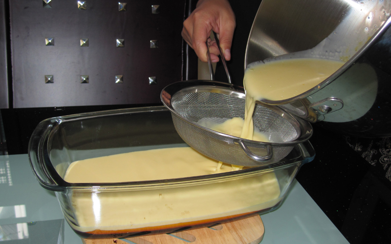 Hấp bánh flan bao nhiêu phút để bánh mịn mượt và không bị rỗ?