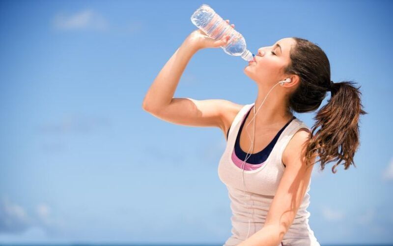 Bạn sẽ uống nước khoáng hằng ngày khi biết các lợi ích này