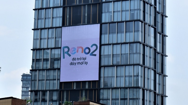 Biển quảng cáo OPPO Reno2 ngay vòng xoay Phù Đổng ở Thành phố Hồ Chí Minh