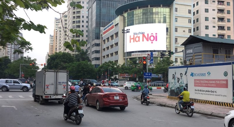 Biển quảng cáo OPPO Reno2 đặt tại một ngã tư Quận Thanh Xuân, Hà Nội