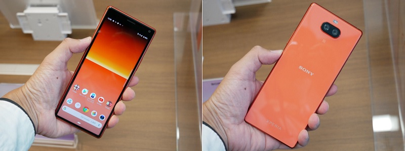 Mặt trước và mặt sau của chiếc điện thoại Xperia 8 phiên bản màu cam Mặt trước và mặt sau của chiếc điện thoại Xperia 8 phiên bản màu cam