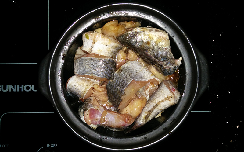 Cá lóc kho thjt đậm đà, thịt cá chắc cuốn hút đến miếng cuối cùng