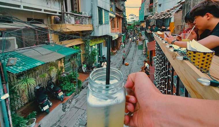 Phố cafe đường tàu Phùng Hưng sắp đóng cửa, nhiều người đến checkin những tấm ảnh cuối cùng