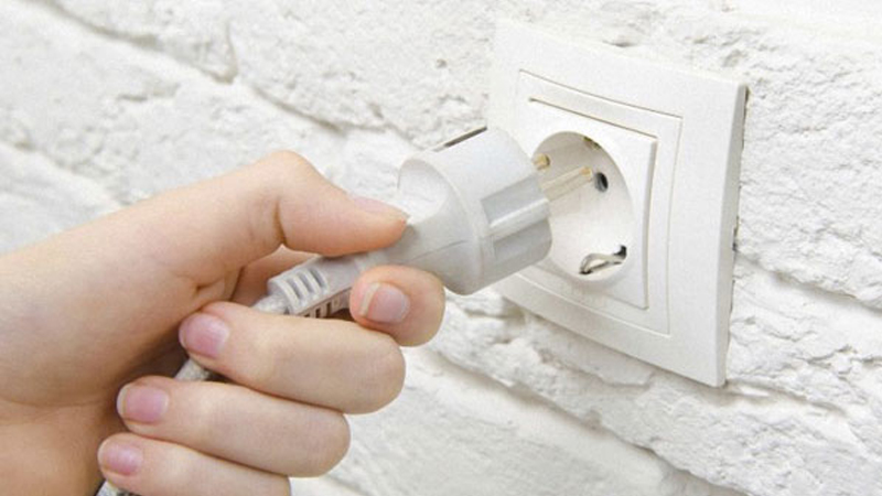 9 lưu ý để vệ sinh lò vi sóng đúng cách, đủ bước, sạch sẽ > Rút điện ra khi thao tác chùi rửa bên trong lò