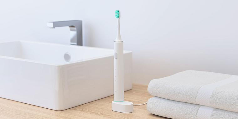 Trên tay bàn chải đánh răng điện Mi Electric Toothbrush của Xiaomi
