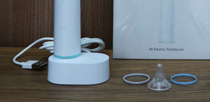 Trên tay bàn chải đánh răng điện Mi Electric Toothbrush của Xiaomi > Mi Electric được thiết kế thêm một vòng màu dễ thay đổi