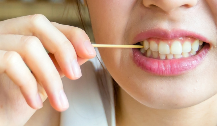 Người đàn ông mắc bệnh uốn ván vì dùng tăm xỉa răng sau khi ăn