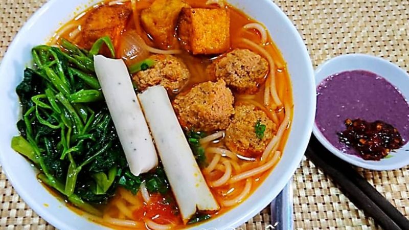 Nấu canh bún