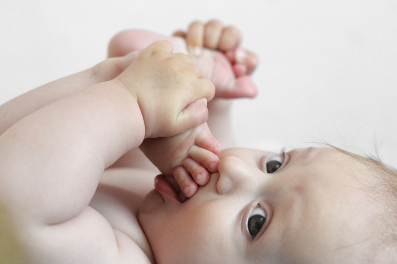 Hại nhiều hơn lợi khi lúc nào cũng đeo bao tay cho trẻ sơ sinh