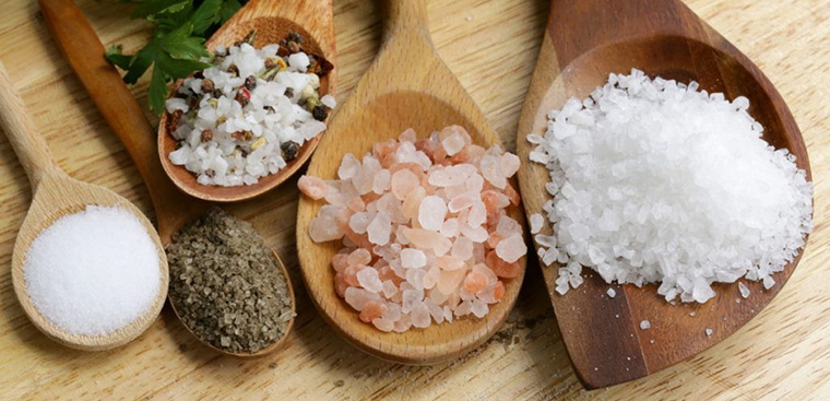 Xông mặt bằng nước muối có giúp trị mụn không? Cách xông tại nhà
