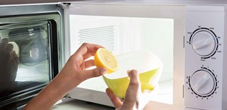 3 cách vệ sinh lò vi sóng sạch bóng trong 10 phút bằng hơi nước và nguyên liệu tự nhiên