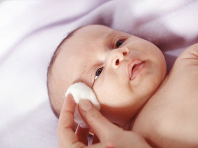Cách vệ sinh mắt cho trẻ sơ sinh giúp sạch ghèn, mẹ nào cũng nên biết
