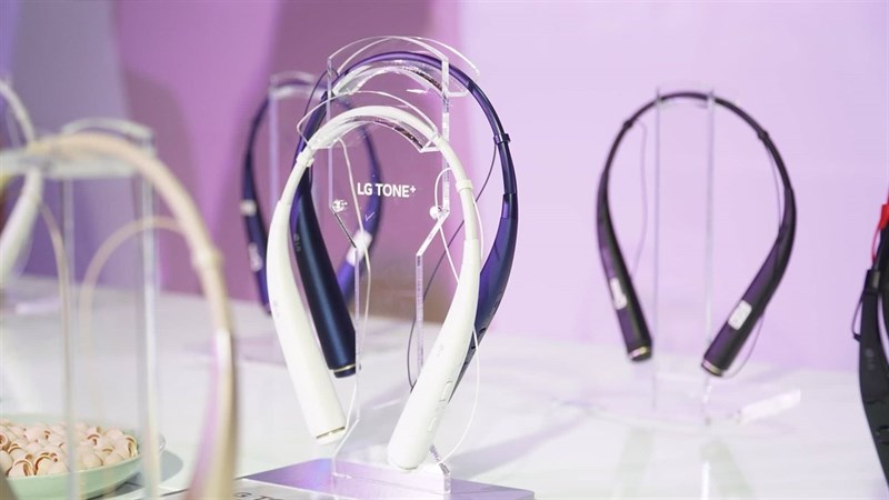 Thiết kế dạng đeo quanh cổ với phần tai nghe có thể kéo rút được Thiết kế dạng đeo quanh cổ với phần tai nghe có thể kéo rút được