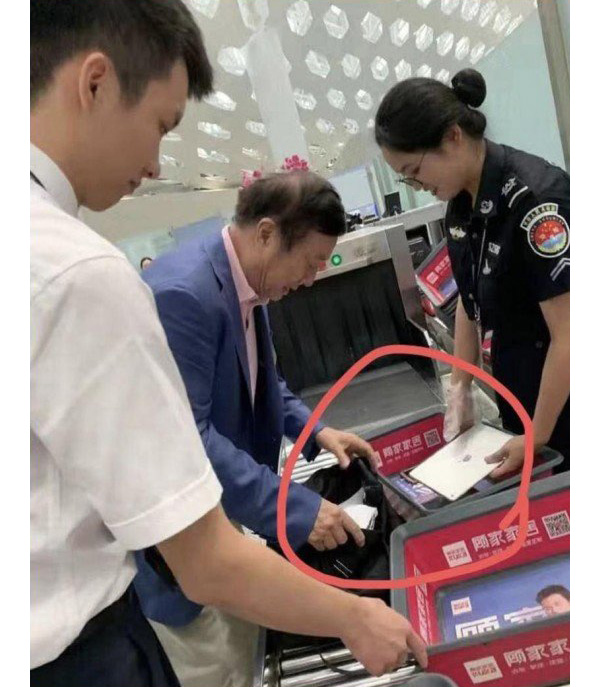 Chủ tịch Huawei bị bắt gặp sử dụng iPad tại cổng an ninh sân bay