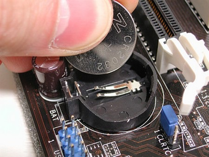 Tháo pin CMOS