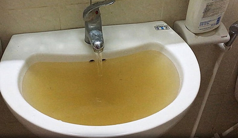 Cần làm gì khi phát hiện nước máy trở nên đục và có mùi lạ
