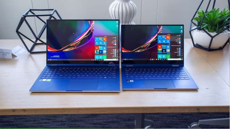 Galaxy Book Flex phiên bản 15 inch (bên trái) và 13 inch (bên phải)