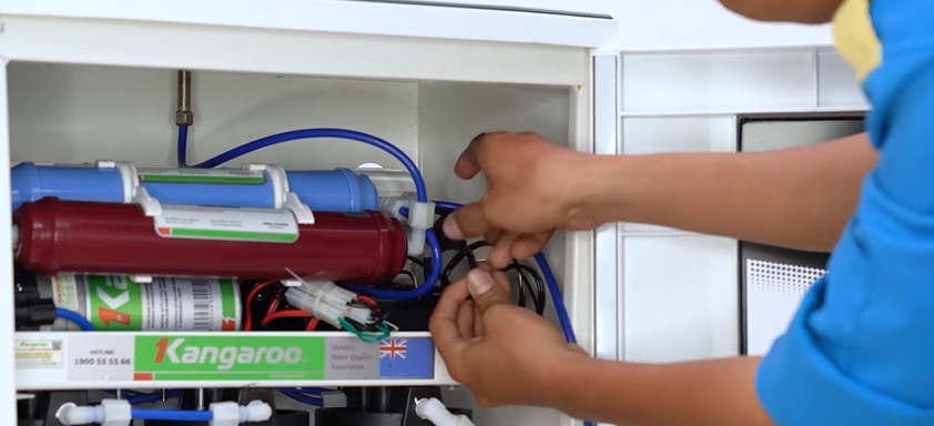 Không để ống dẫn nước bị xoắn hoặc cong gập