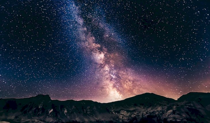 Chụp ảnh thiên hà Milky way: Hãy thưởng thức vẻ đẹp kỳ diệu của thiên hà Milky Way qua những bức ảnh nghệ thuật được chụp bằng phương pháp đặc biệt. Màu sắc đậm nét, tinh khiết và giản đơn, sự bất tận của vũ trụ được khai thác tối đa, bạn sẽ không thể chối từ khoảnh khắc tuyệt đẹp này.