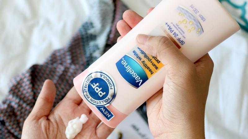 Không nên bôi sữa dưỡng thể Vaseline lên da mặt