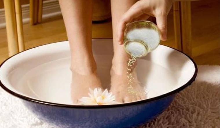 Soak your feet in salt water, a very good folk remedy for health