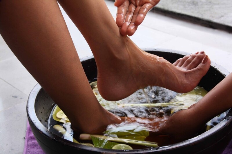 Ngâm chân bằng nước muối, bài thuốc dân gian cực tốt cho sức khoẻ