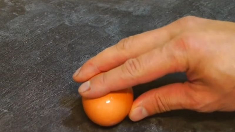 Cầm trứng theo chiều ngang