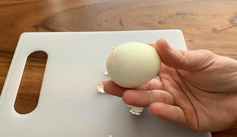 Cách bóc vỏ trứng siêu nhanh và còn nguyên vẹn với dụng cụ có ngay trong nhà bếp