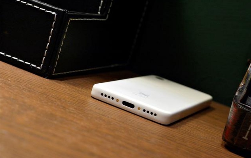 Xiaomi ra mắt QIN AI Assistant Pro: Màn hình 22.5:9, thiết kế giống Pixel 2, hỗ trợ sạc nhanh