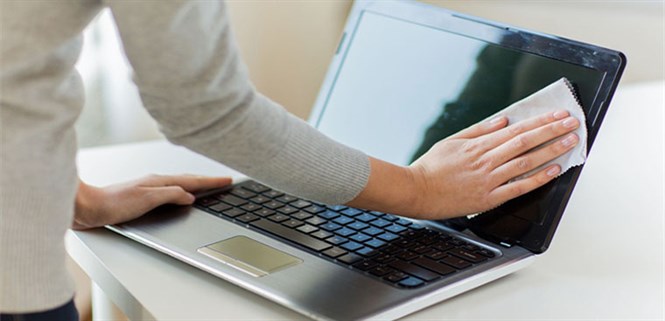 Hướng dẫn cách vệ sinh màn hình laptop đúng cách, không bị trầy xước
