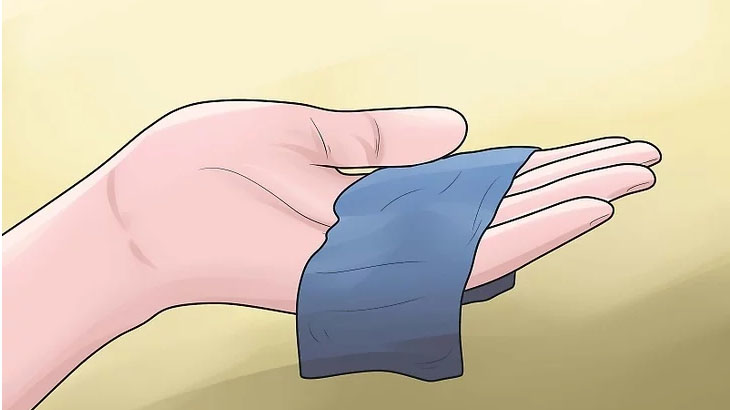 Sử dụng khăn vi sợi tổng hợp để vệ sinh màn hình