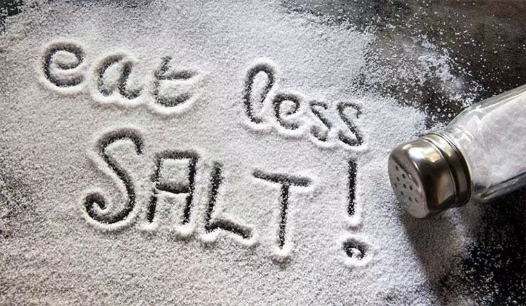 Thói quen chấm muối nhiều đang dần gây hại cho sức khoẻ của bạn