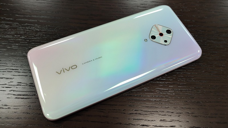 Vivo V17 lộ ảnh thực tế với cụm camera hình kim cương tương tự Vivo S5 Vivo V17 lộ ảnh thực tế với cụm camera hình kim cương tương tự Vivo S5