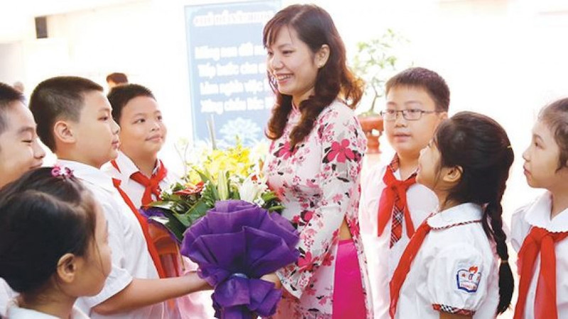 Học sinh tặng hoa cho cô giáo nhân Ngày nhà giáo Việt Nam