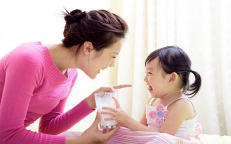 Vì sao sữa tươi chỉ thích hợp cho bé trên 1 tuổi?