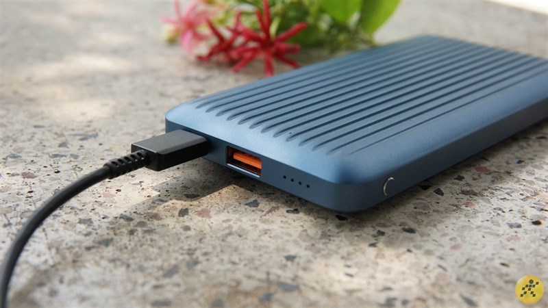 Trên tay pin sạc dự phòng iWALK