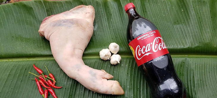 nguyên liệu chính chân giò kho Coca