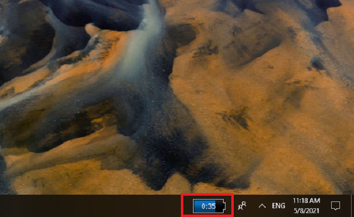 2 cách hiển thị phần trăm pin trên laptop Windows 10 > Sau khi cài xong, trên thanh Taskbar sẽ hiện phần trăm pin của laptop hoặc hiển thị thời gian sạc còn lại khi bạn đang cắm sạc laptop.
