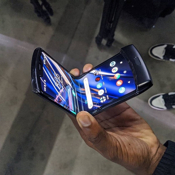 Thao tác mở màn hình gập trên Motorola Razr 2019 Thao tác mở màn hình gập trên Motorola Razr 2019