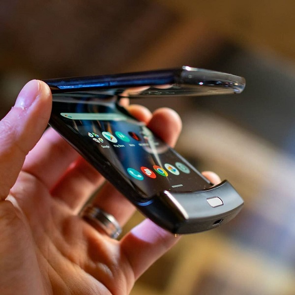 Thao tác mở màn hình gập trên Motorola Razr 2019 Thao tác mở màn hình gập trên Motorola Razr 2019