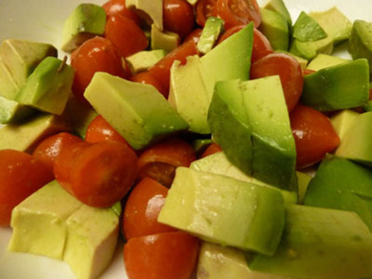 Bước 1 Sơ chế nguyên liệu Salad bơ cà chua