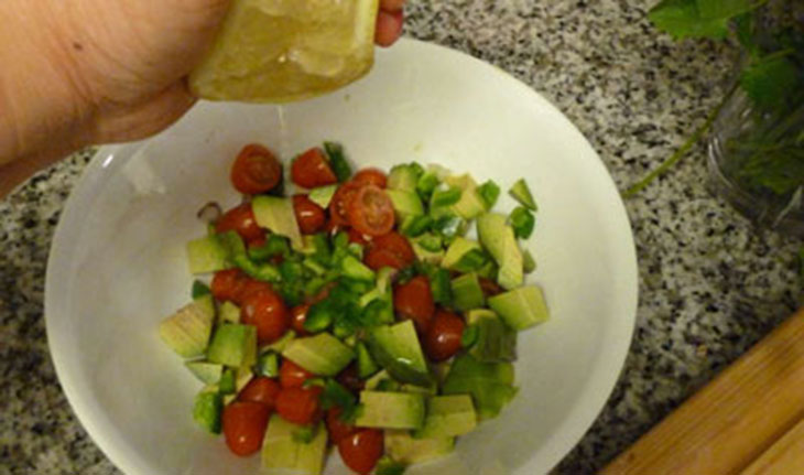 Bước 2 Trộn các nguyên liệu Salad bơ cà chua