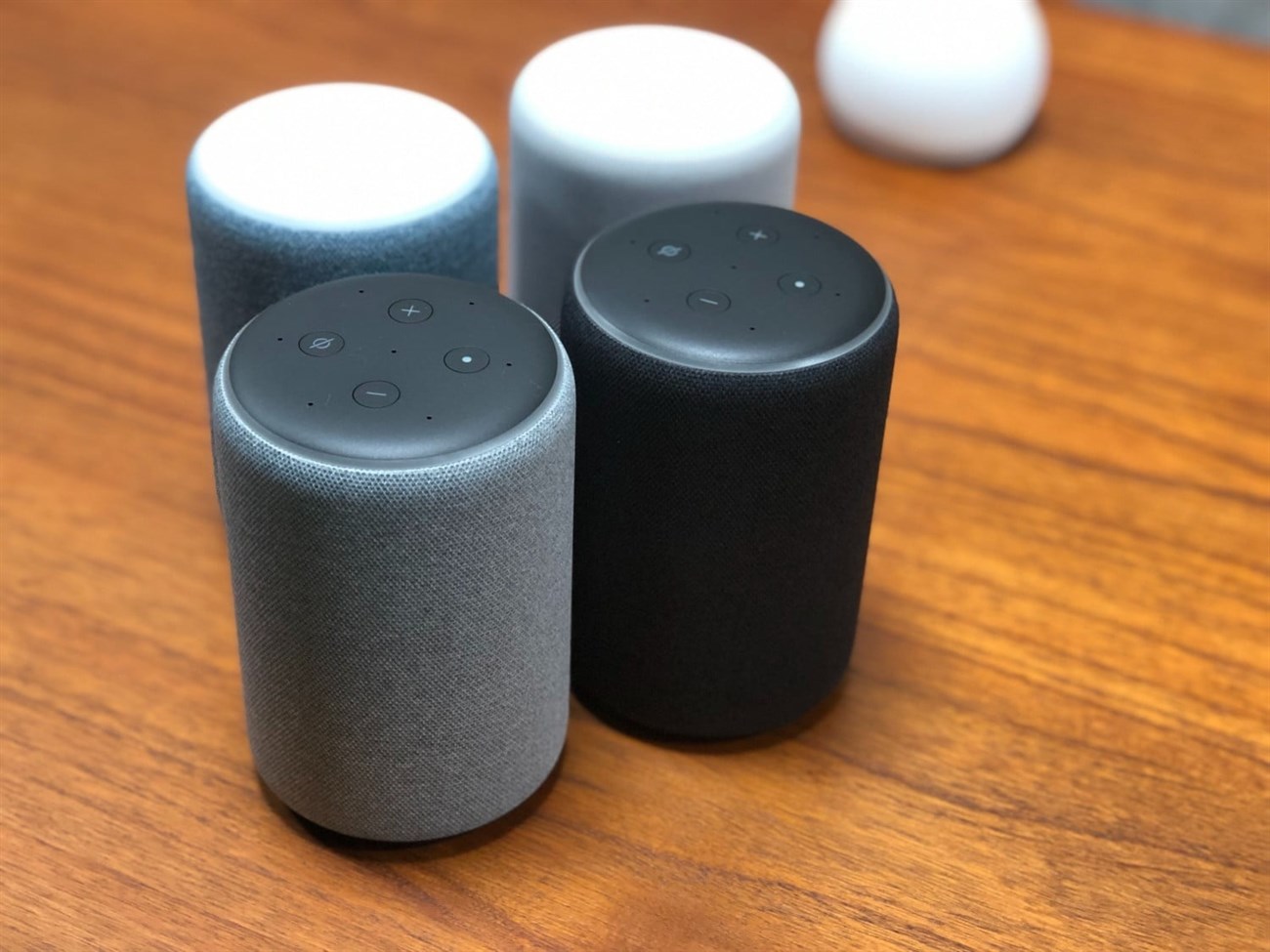 So sánh loa thông minh Google Home và Amazon Echo: Nên mua loại nào? > Alexa giúp Amazon Echo nổi trội hơn.