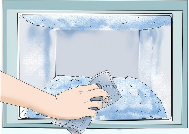 Làm chảy băng với nước nóng và miếng vải sạch