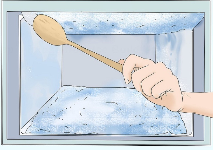 Dùng bàn chải, hoặc dụng cụ nhà bếp để cạo lớp băng cứng
